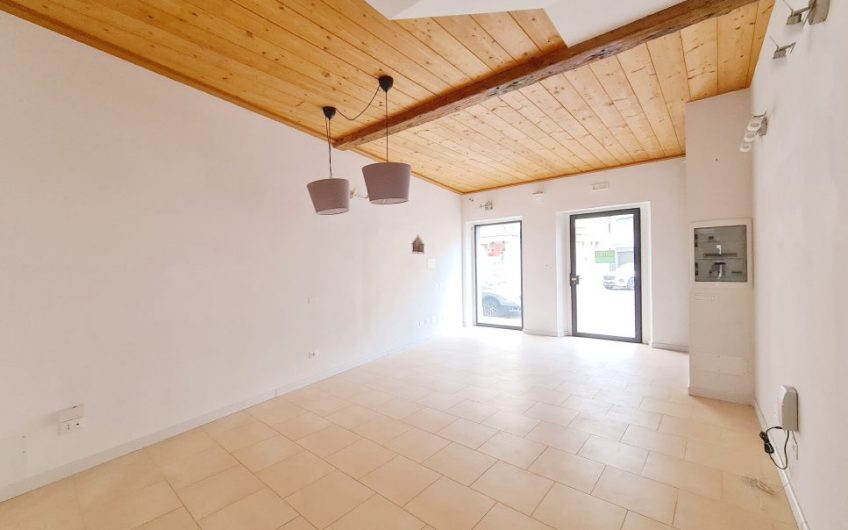 NEGOZIO VETRINATO IN VIA AQUILEIA