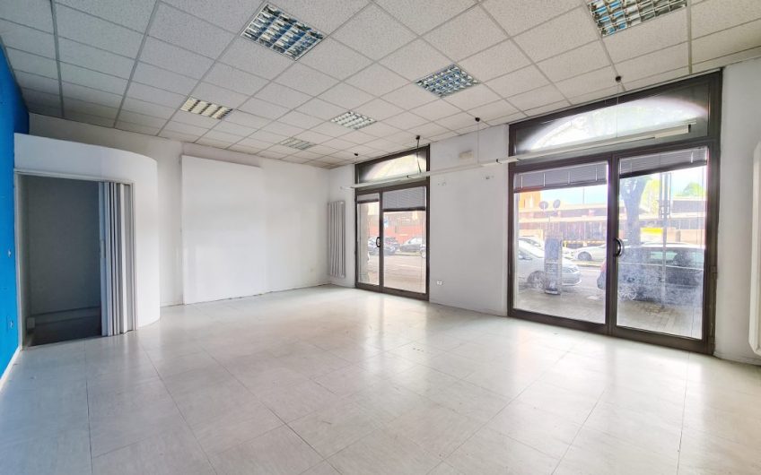 NEGOZIO/UFFICIO CON GRANDI VETRINE