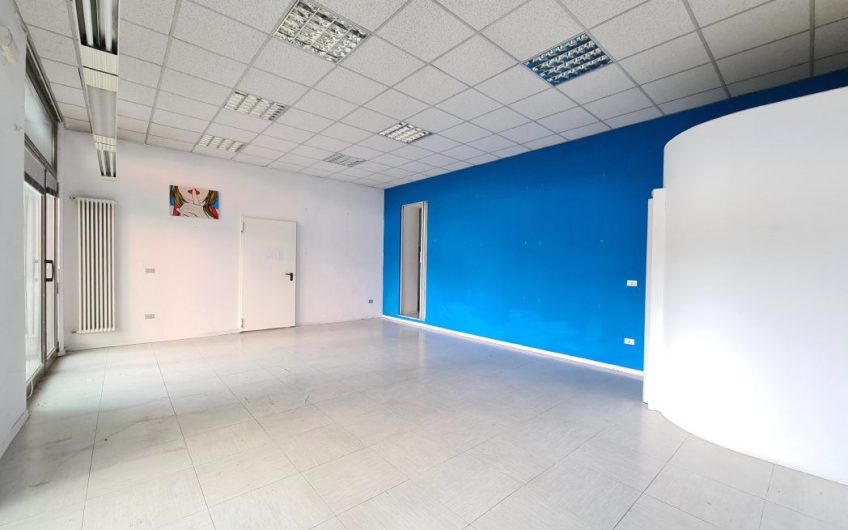 NEGOZIO/UFFICIO CON GRANDI VETRINE