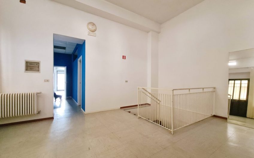 NEGOZIO/UFFICIO CON GRANDI VETRINE