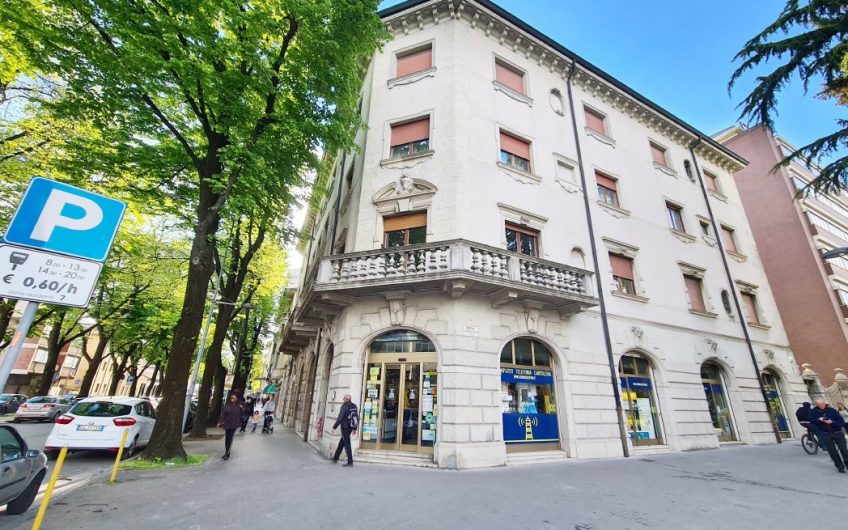 NEGOZIO/UFFICIO CON GRANDI VETRINE