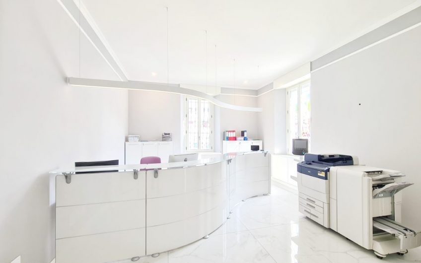 PRESTIGIOSA VILLA ADIBITA A SEDE DIREZIONALE
