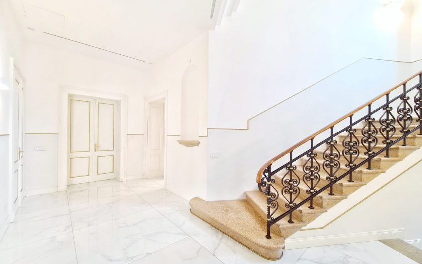 PRESTIGIOSA VILLA ADIBITA A SEDE DIREZIONALE
