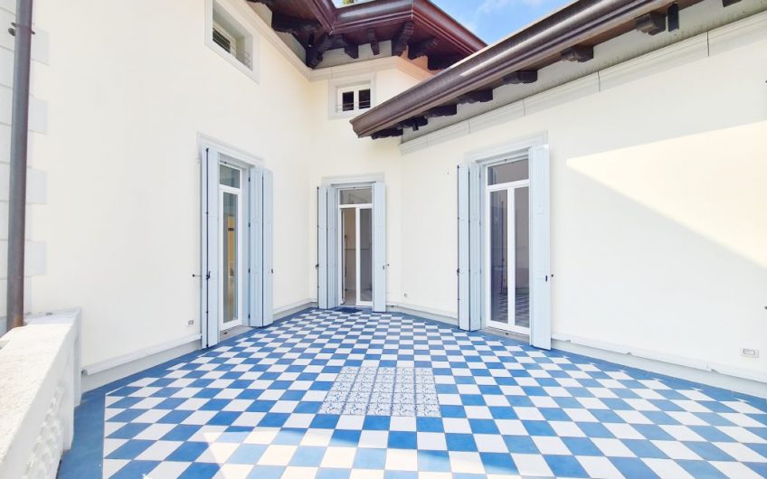 PRESTIGIOSA VILLA ADIBITA A SEDE DIREZIONALE