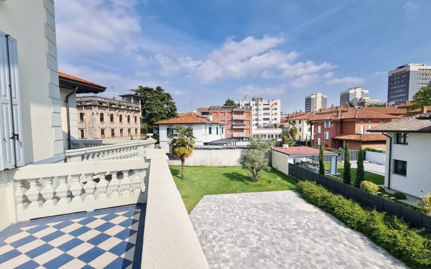 PRESTIGIOSA VILLA ADIBITA A SEDE DIREZIONALE