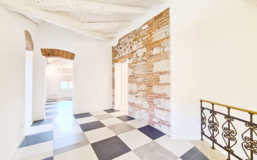 PRESTIGIOSA VILLA ADIBITA A SEDE DIREZIONALE