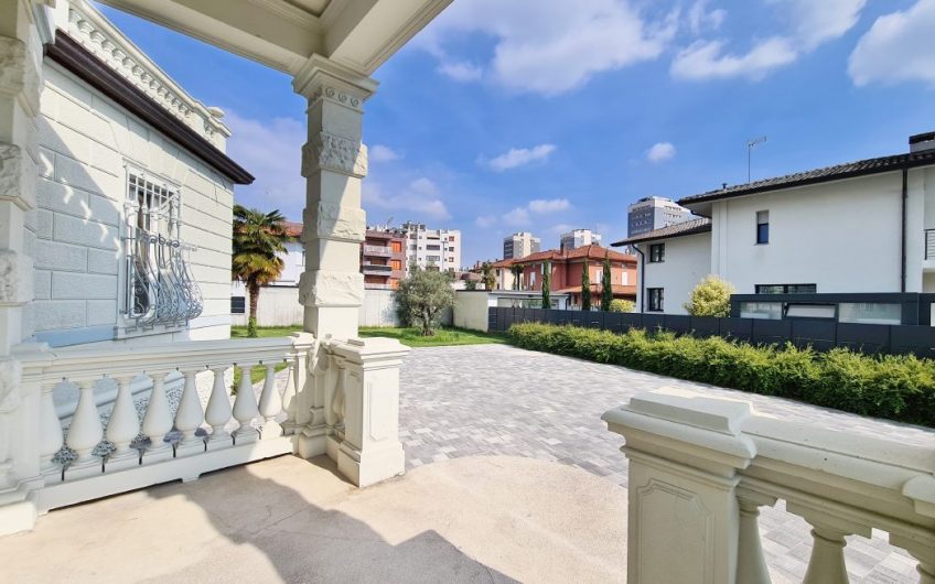 PRESTIGIOSA VILLA ADIBITA A SEDE DIREZIONALE
