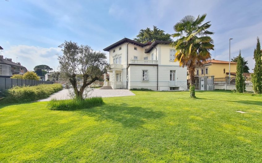 PRESTIGIOSA VILLA ADIBITA A SEDE DIREZIONALE