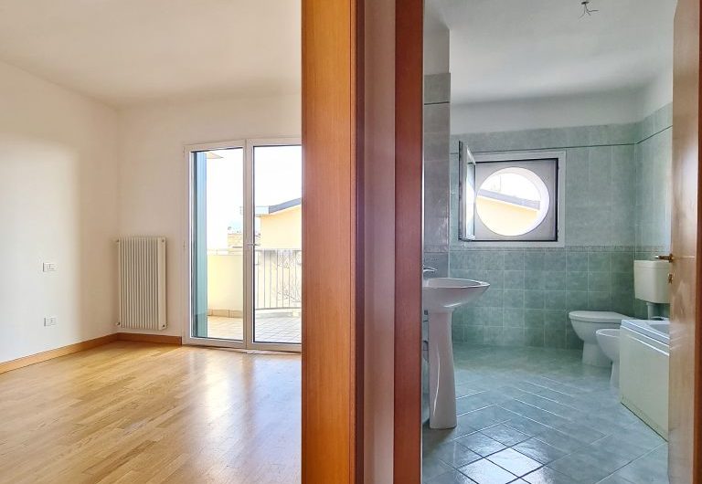 VILLA TRICAMERE NON ARREDATA
