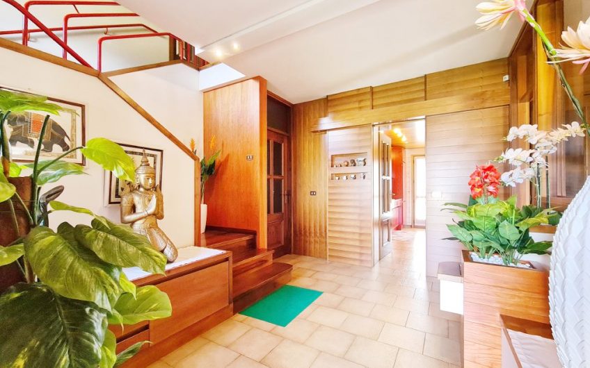 VILLA CON 3700MQ DI GIARDINO