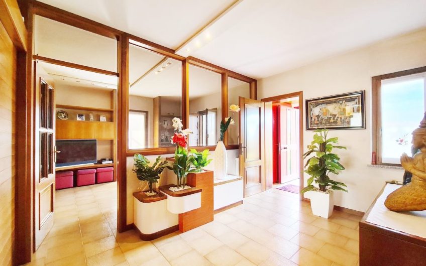 VILLA CON 3700MQ DI GIARDINO