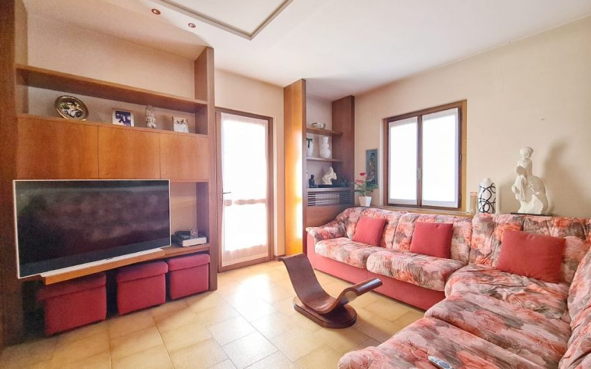 VILLA CON 3700MQ DI GIARDINO