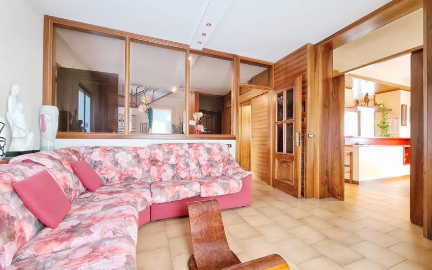 VILLA CON 3700MQ DI GIARDINO