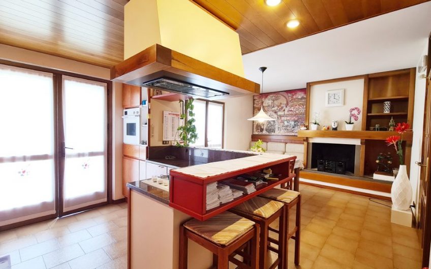 VILLA CON 3700MQ DI GIARDINO