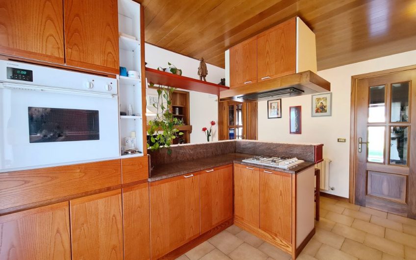 VILLA CON 3700MQ DI GIARDINO