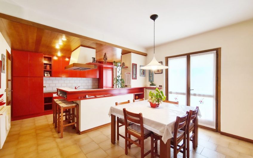 VILLA CON 3700MQ DI GIARDINO