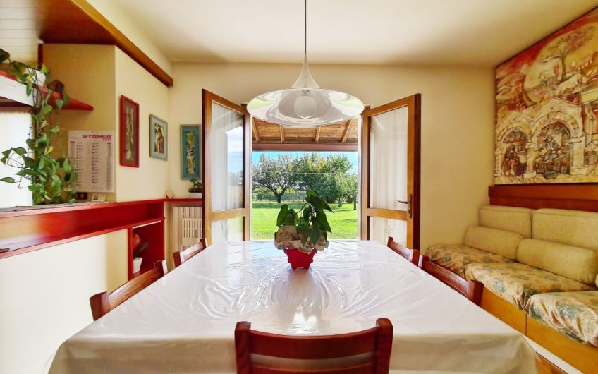 VILLA CON 3700MQ DI GIARDINO