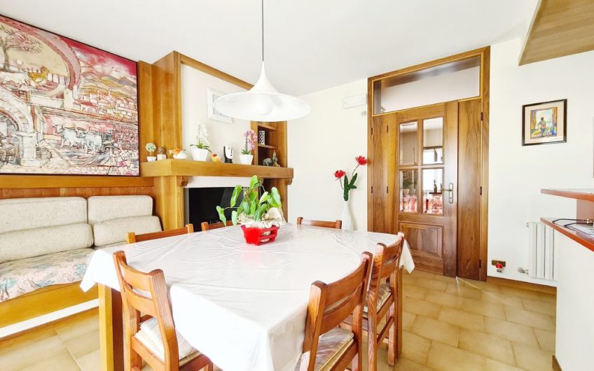 VILLA CON 3700MQ DI GIARDINO