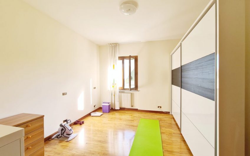 VILLA CON 3700MQ DI GIARDINO