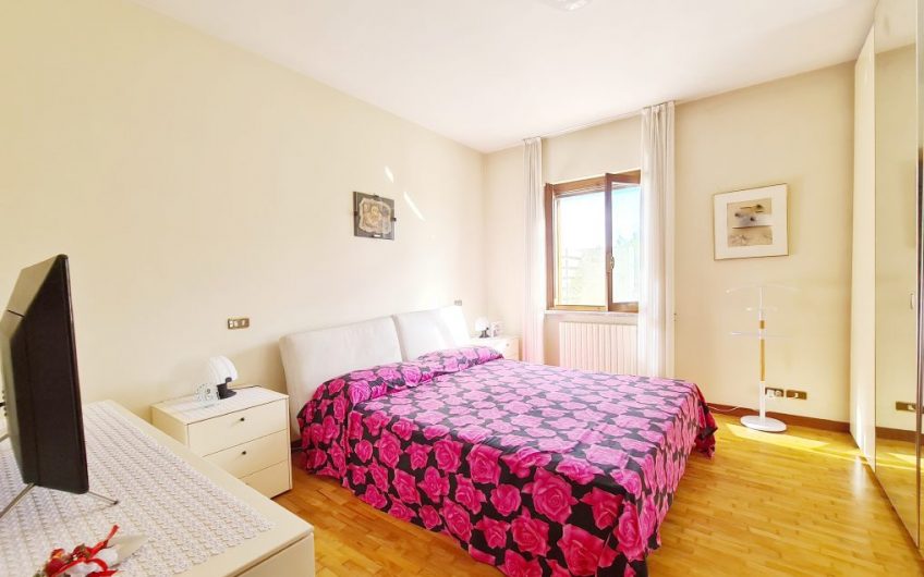 VILLA CON 3700MQ DI GIARDINO