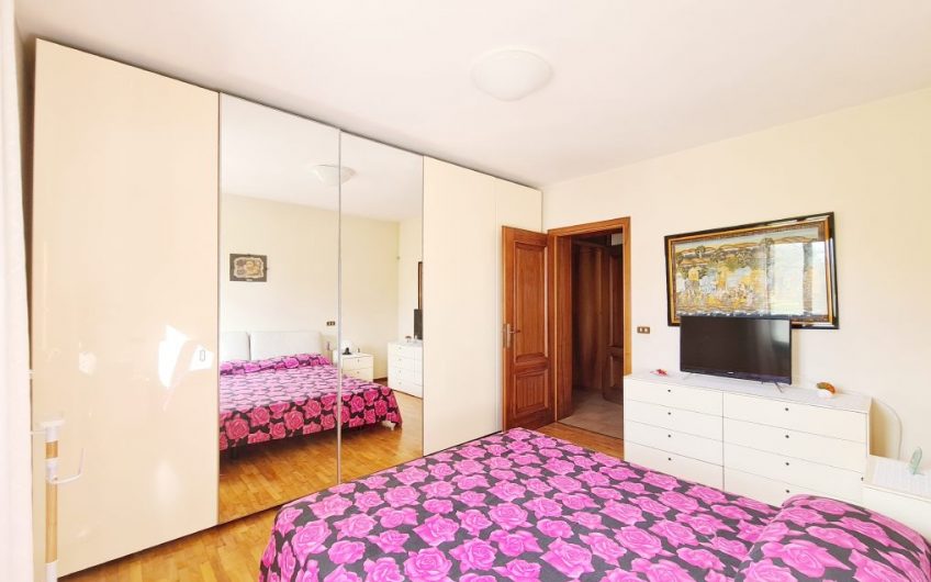 VILLA CON 3700MQ DI GIARDINO