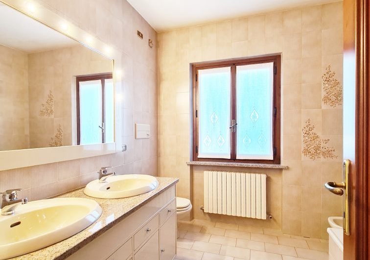 VILLA CON 3700MQ DI GIARDINO