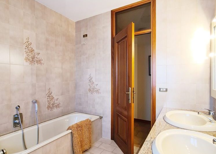 VILLA CON 3700MQ DI GIARDINO