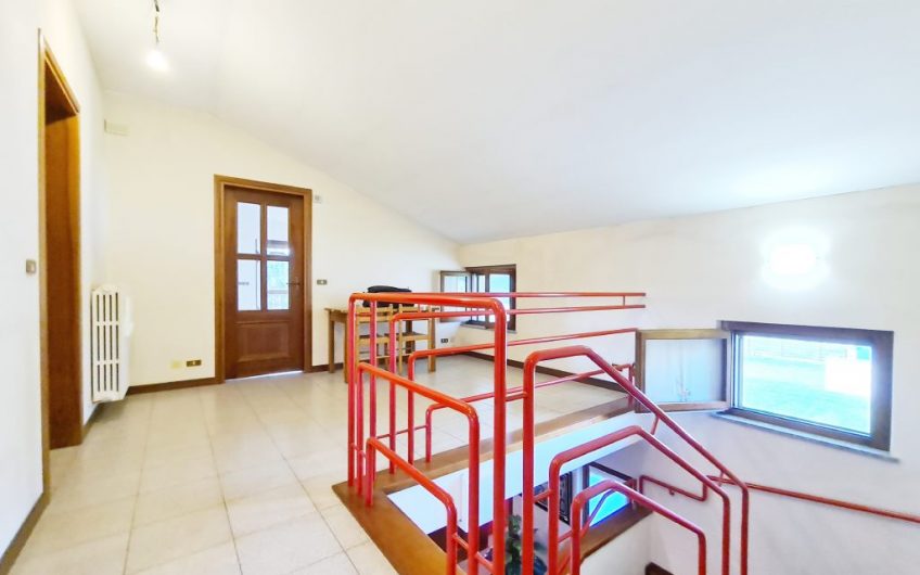 VILLA CON 3700MQ DI GIARDINO