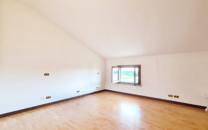 VILLA CON 3700MQ DI GIARDINO