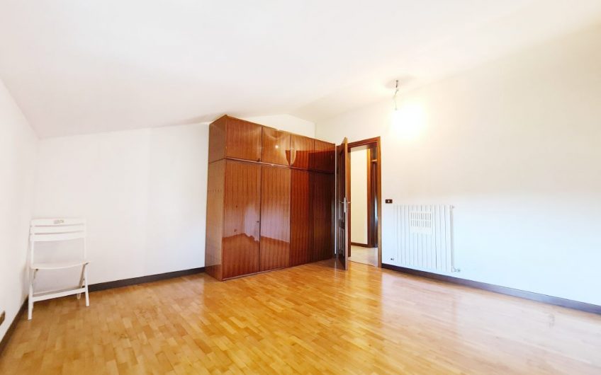 VILLA CON 3700MQ DI GIARDINO