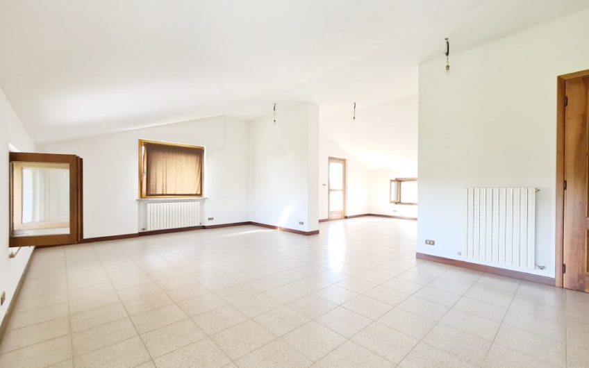 VILLA CON 3700MQ DI GIARDINO