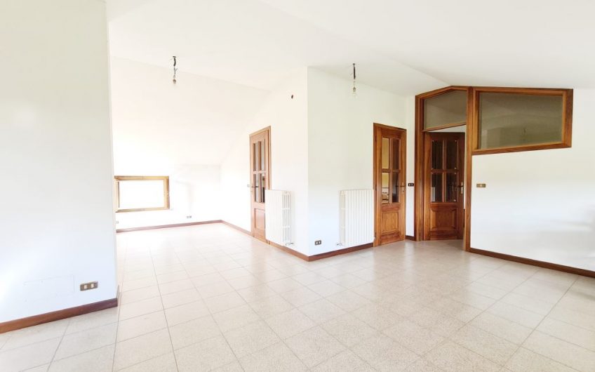 VILLA CON 3700MQ DI GIARDINO