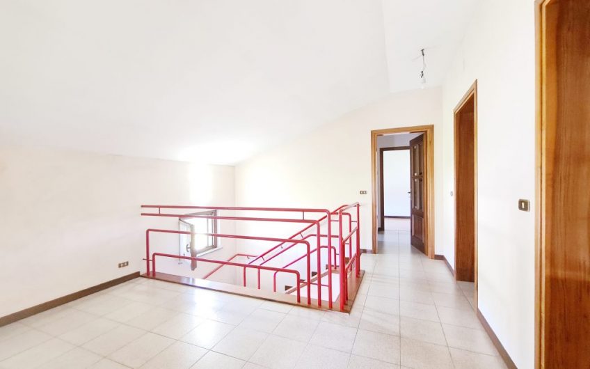 VILLA CON 3700MQ DI GIARDINO