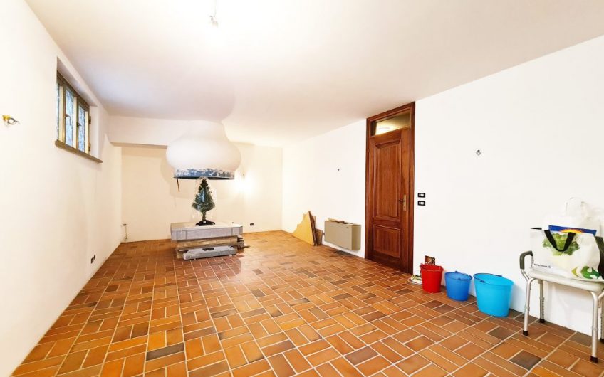 VILLA CON 3700MQ DI GIARDINO