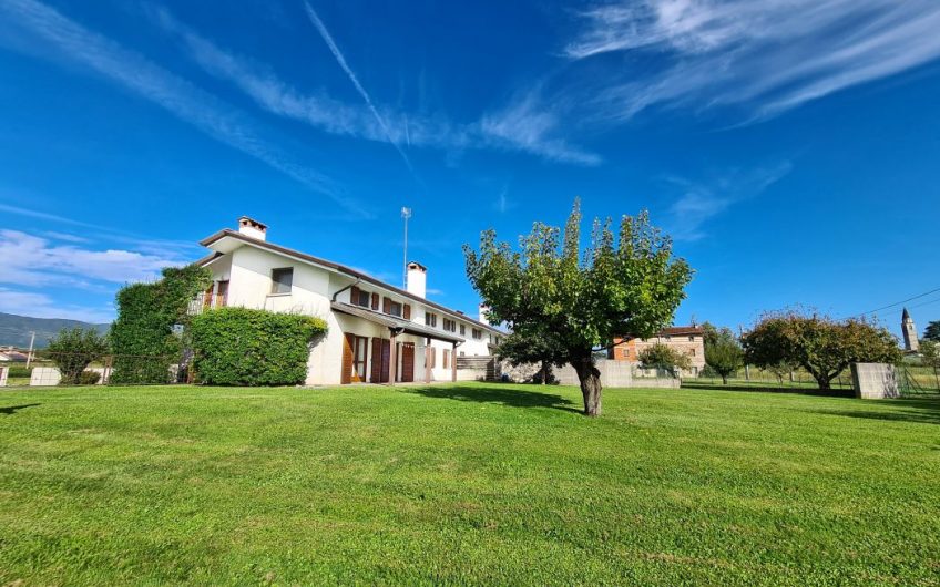 VILLA CON 3700MQ DI GIARDINO