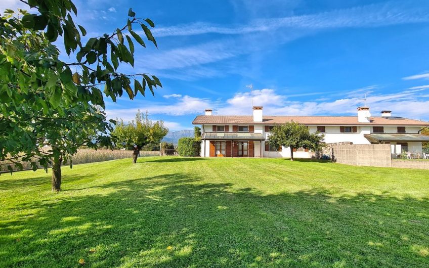 VILLA CON 3700MQ DI GIARDINO