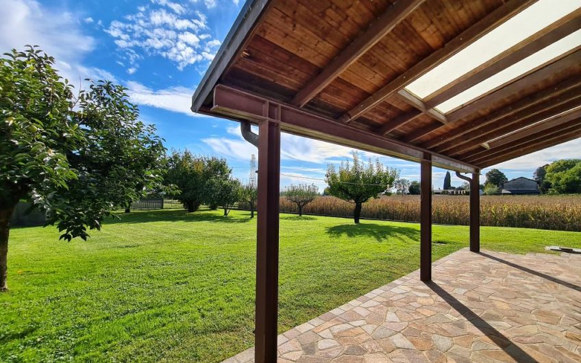 VILLA CON 3700MQ DI GIARDINO