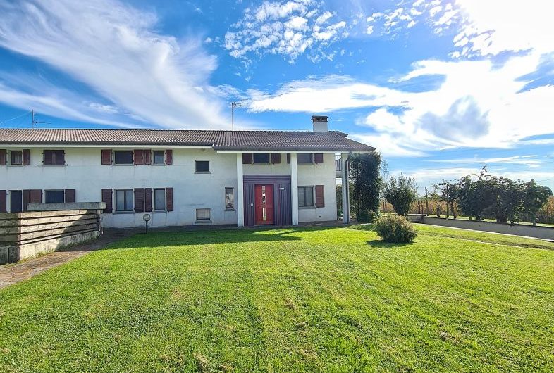 VILLA CON 3700MQ DI GIARDINO