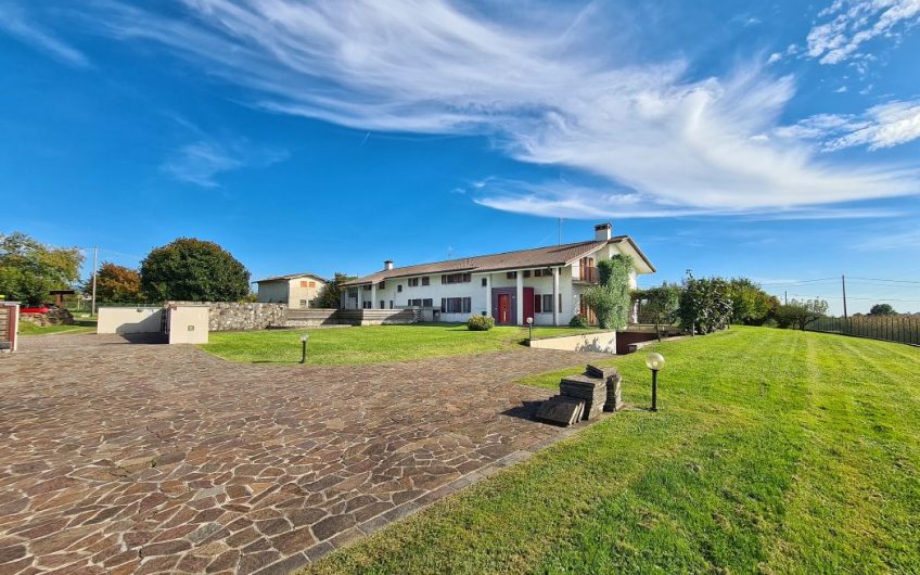VILLA CON 3700MQ DI GIARDINO
