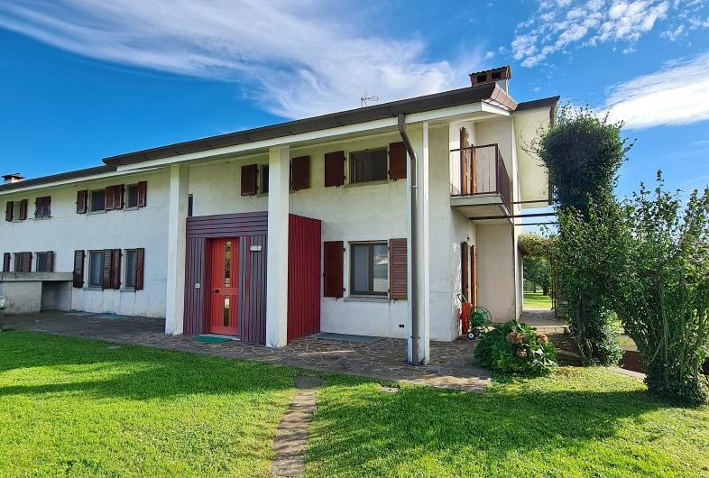 VILLA CON 3700MQ DI GIARDINO