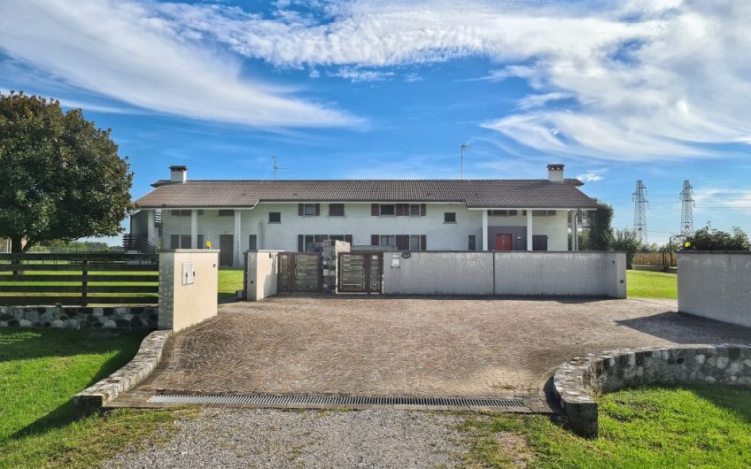 VILLA CON 3700MQ DI GIARDINO
