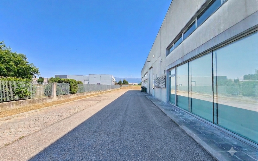 CAPANNONE CON UFFICI – 2000MQ
